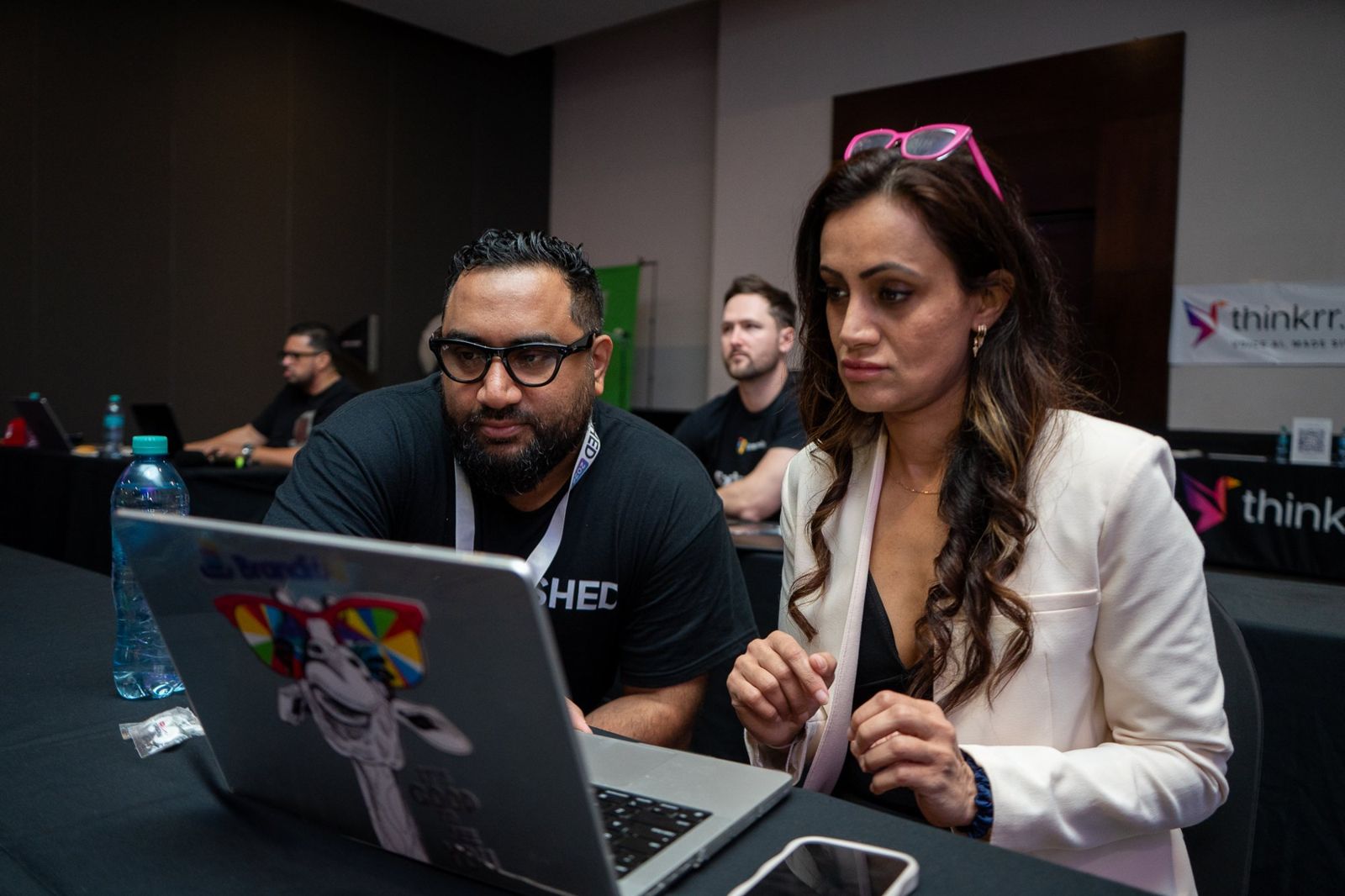 Fer coaching an attendee at a laptop